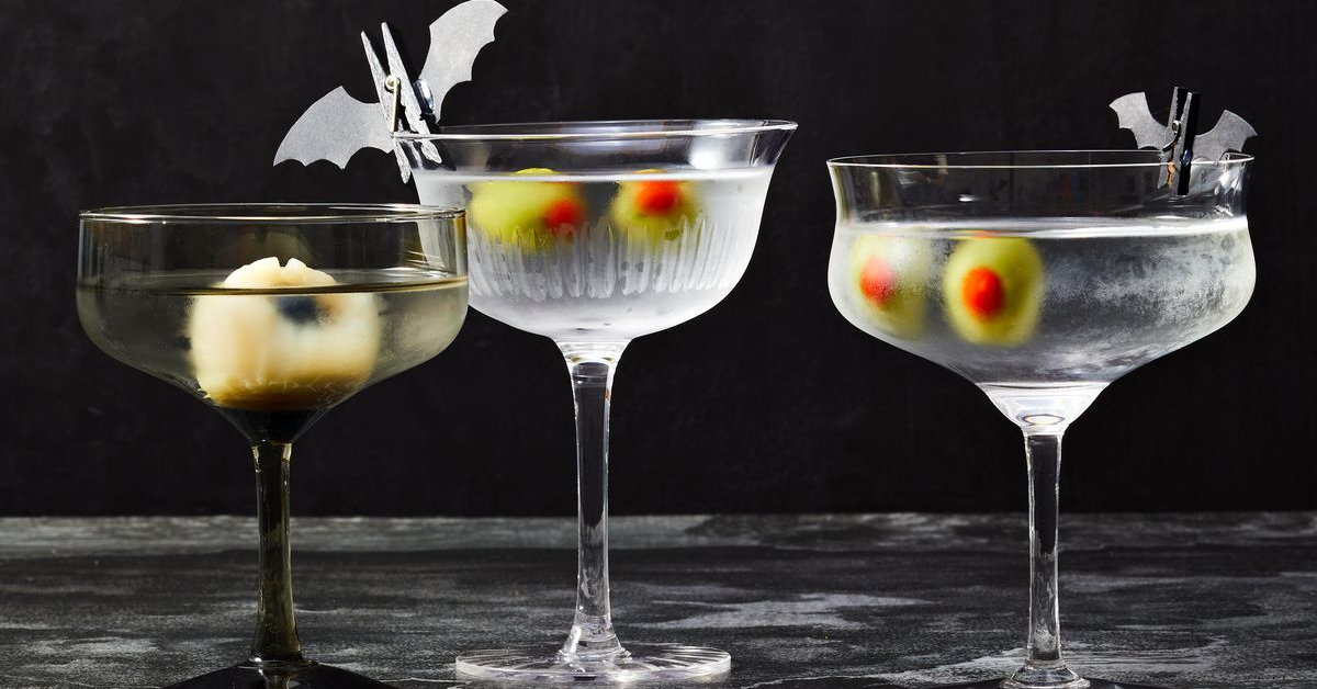 Cocktail-recipe-for-margarita-thats-halloween-themed